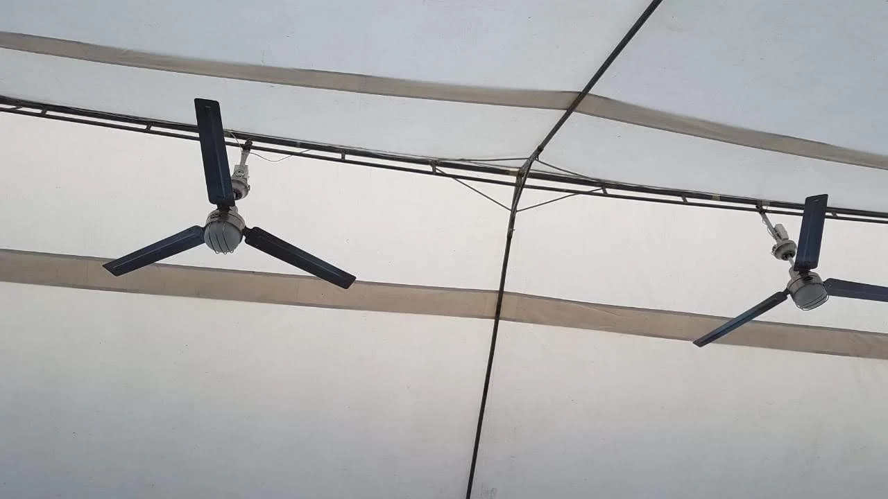 Equipo de Toldos Madelin trabajando en un evento